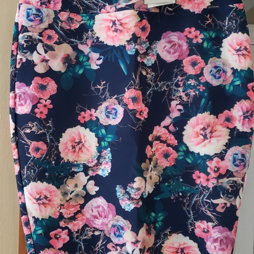 Carmen Marc Valvo pencil skirt, pretty thick fabric for a figure flattering look